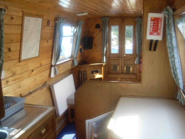  我们的一艘窄船内 